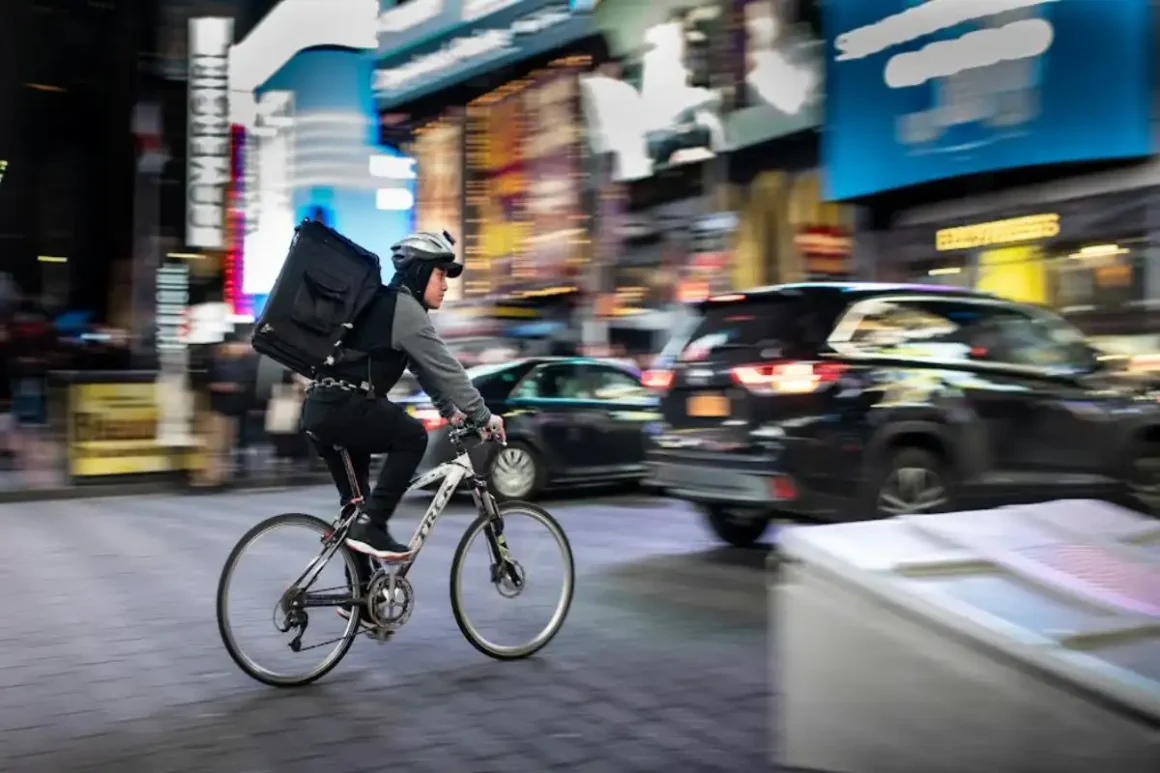 same-day courier vs. standard shipping_ when to choose each
